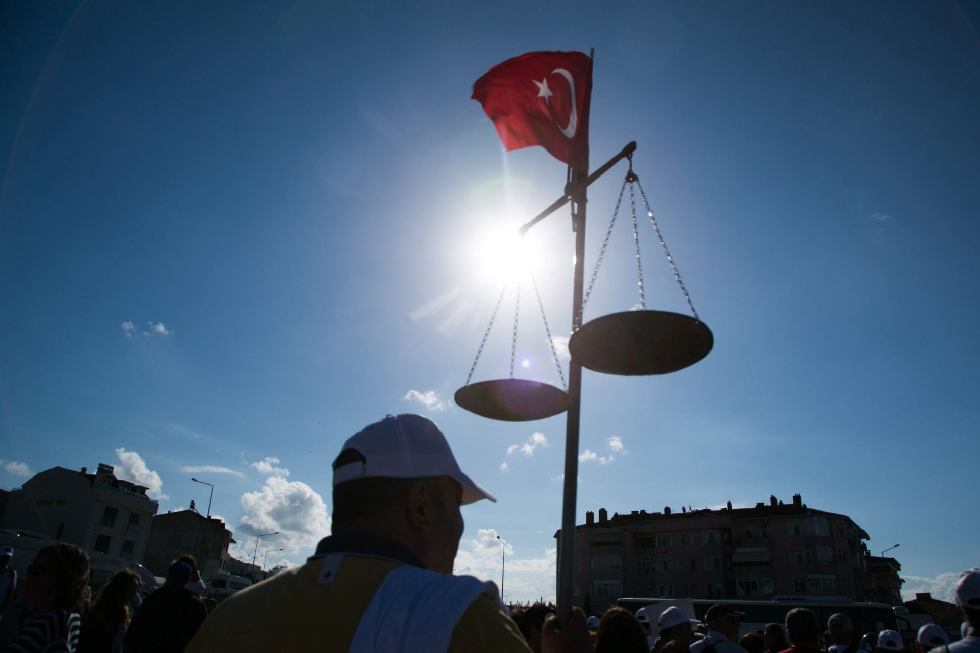 Turquia. Vaga de detenções atinge liderança da Amnistia Internacional