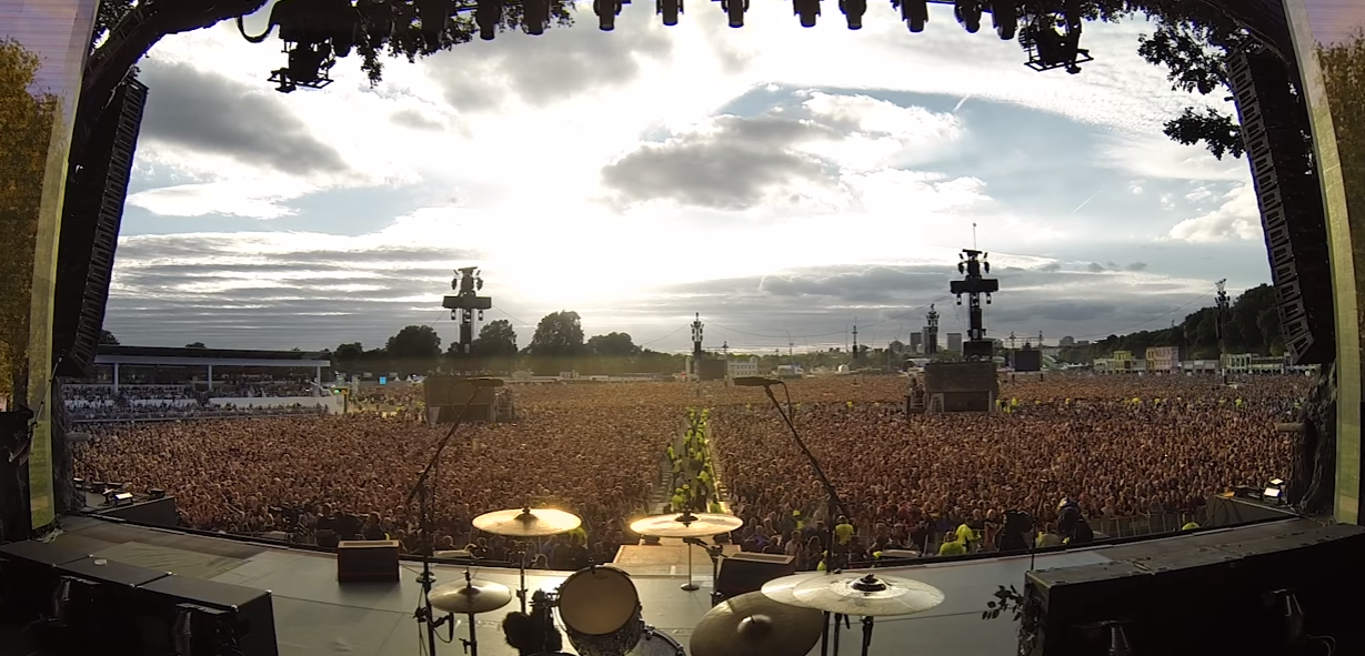 ‘Bohemian Rhapsody’ cantada em uníssono por 65 mil pessoas | VÍDEO