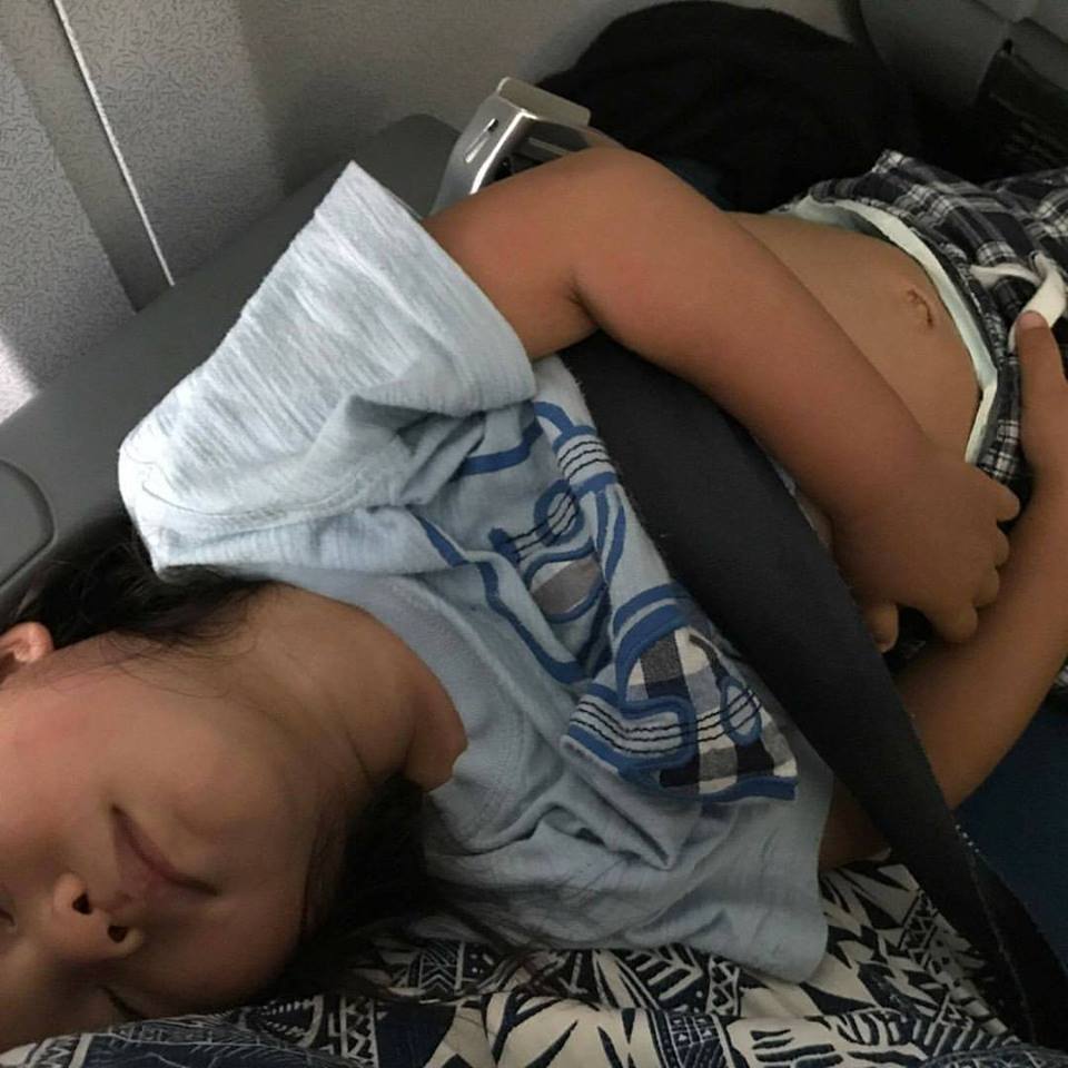 United Airlines obriga mãe a viajar com filho ao colo