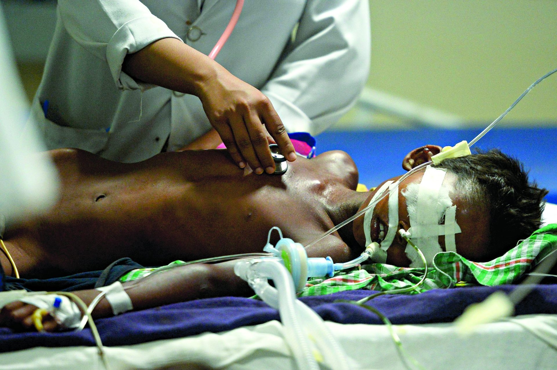 Índia. Morrem 64 crianças em hospital por falta de oxigénio