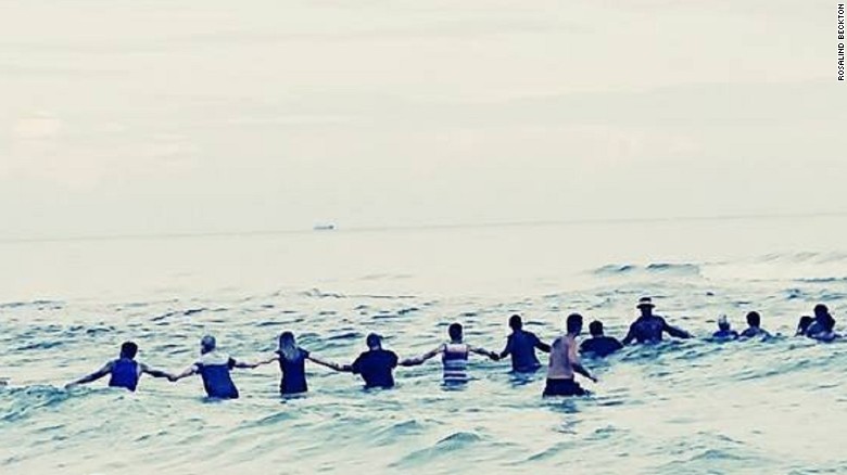 Corrente humana de 70 pessoas salva família de se afogar em praia na Florida