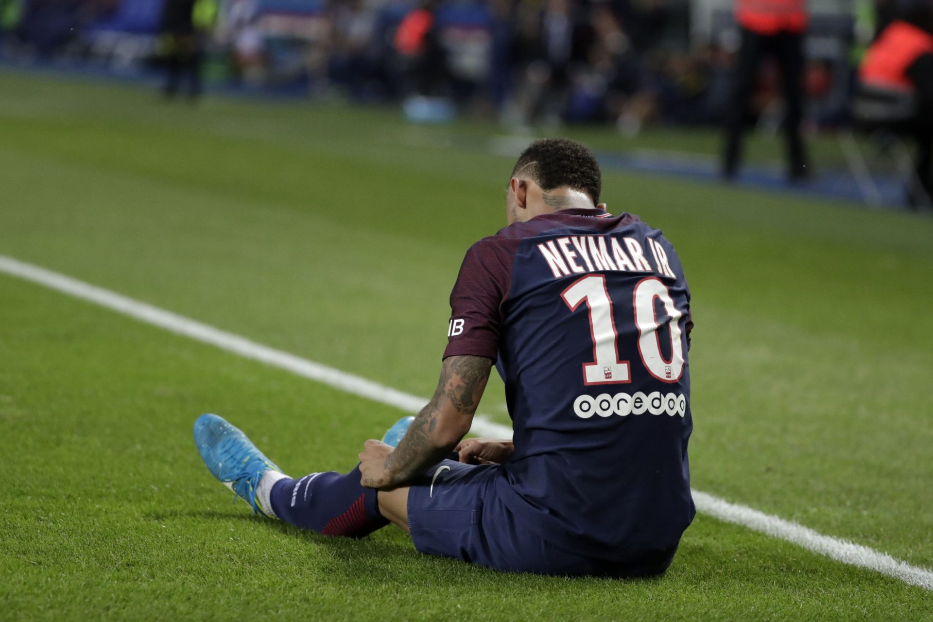 A emoção de Neymar na homenagem às vítimas de Barcelona | Vídeo