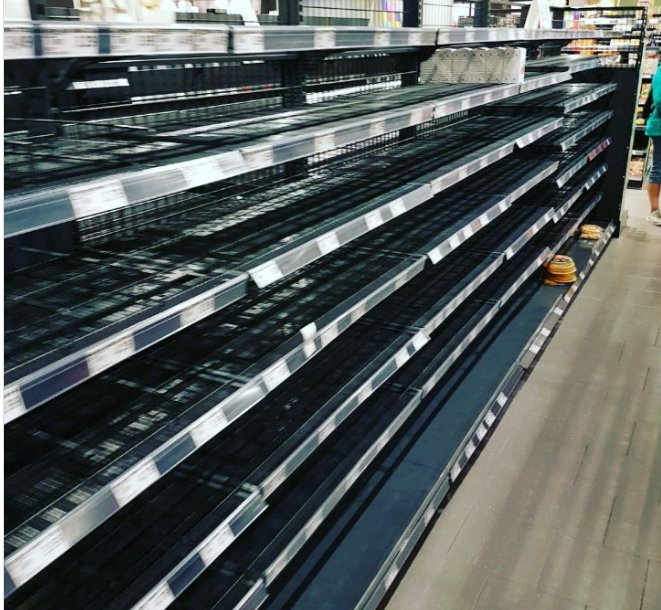 Supermercado retira produtos estrangeiros das prateleiras e dá lição sobre racismo