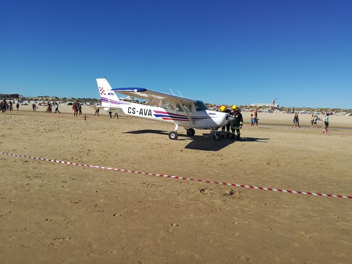 Avioneta Cessna aterra de emergência na praia de São João da Caparica e mata duas pessoas