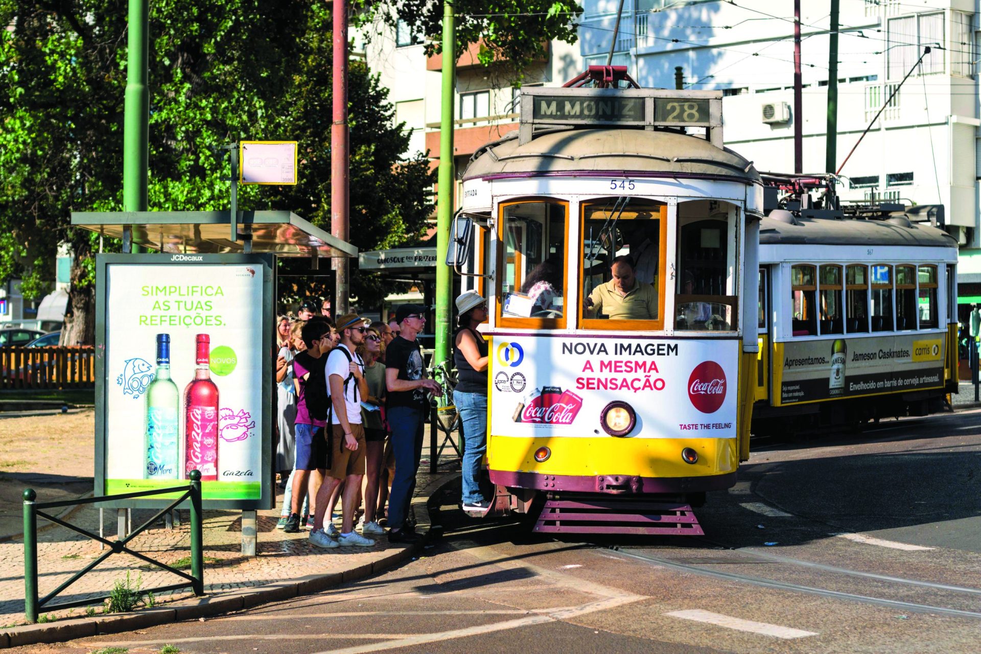 Na esplanada ou no elétrico bastam alguns minutos de distração