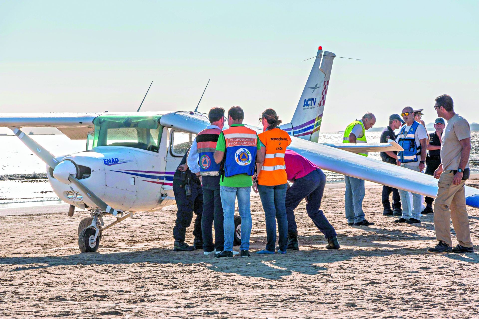Tragédia. Avioneta aterra em praia da Caparica e mata duas pessoas