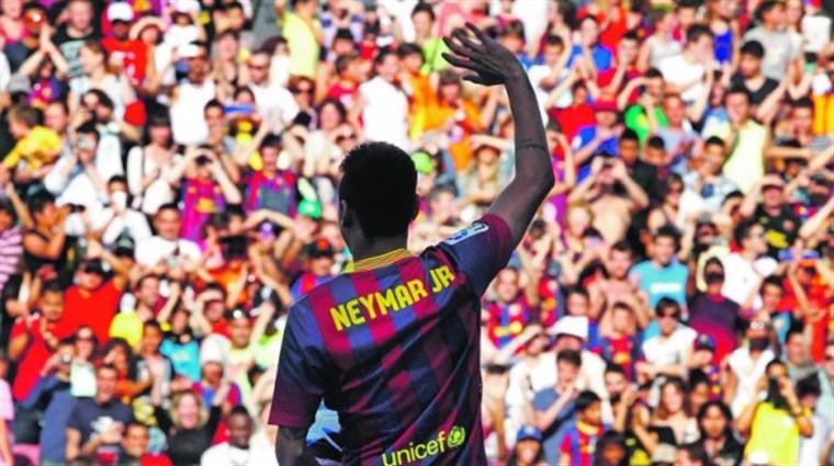 Neymar é oficialmente o jogador mais caro de sempre (com vídeo)