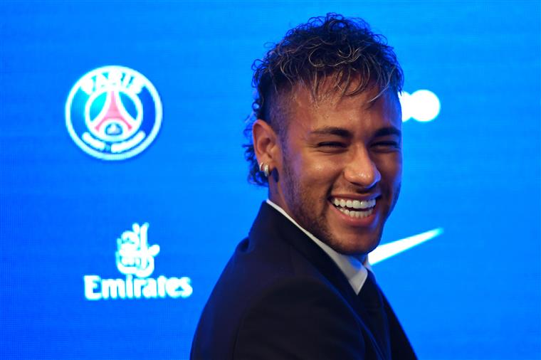 PSG entra a vencer com Neymar na bancada