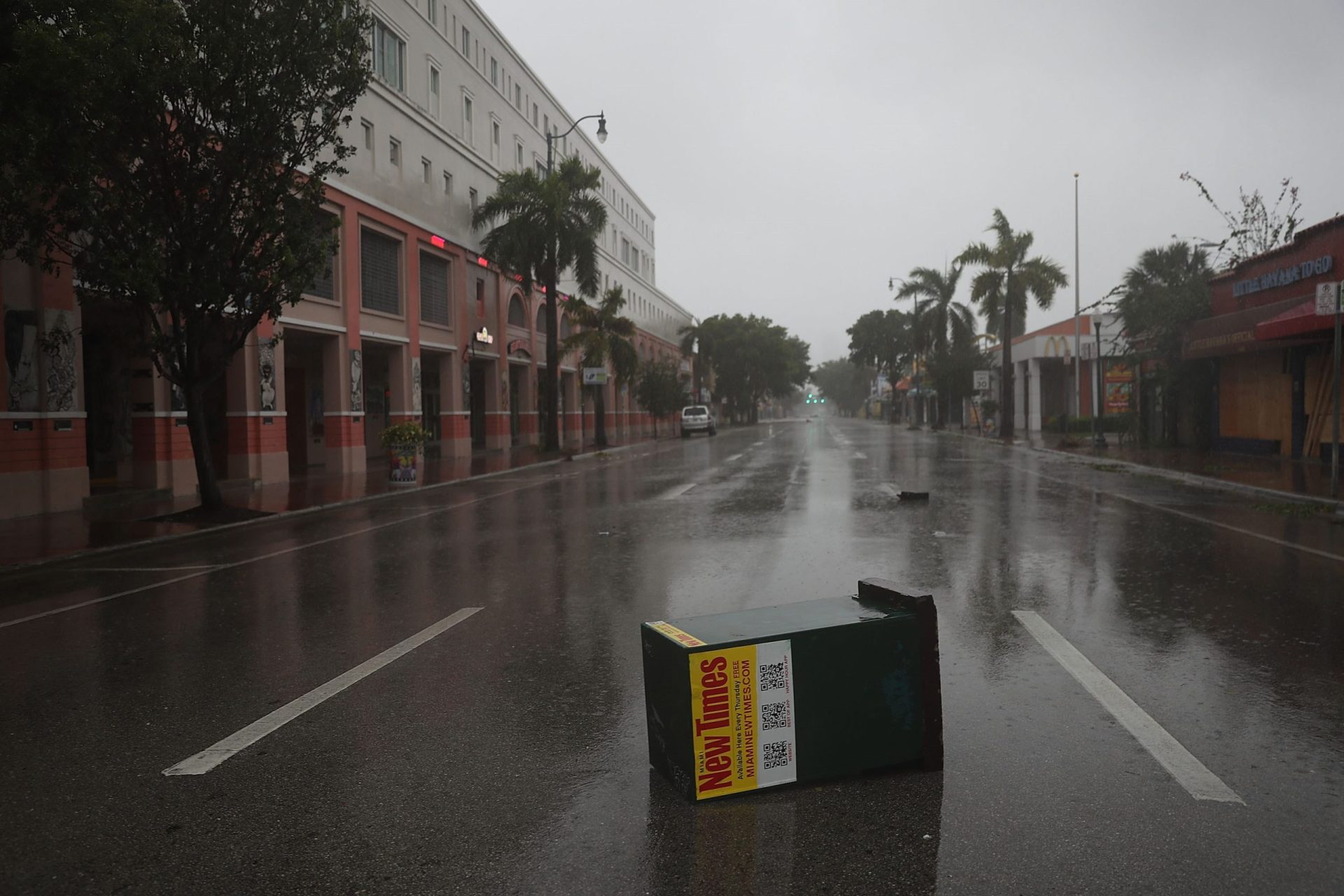 O Irma atinge a Florida, onde os ventos impedem serviços de emergência