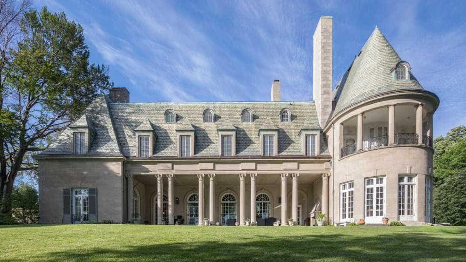 A mansão do Grande Gatsby está à venda