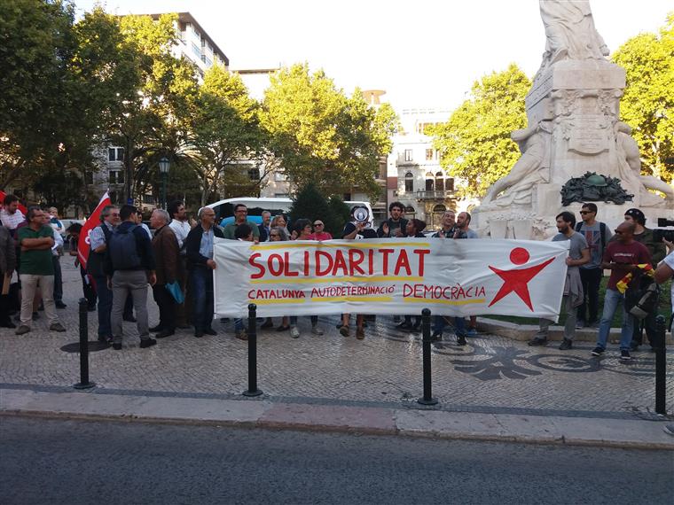 Manifestantes solidarizam-se com a Catalunha em frente ao Consulado de Espanha
