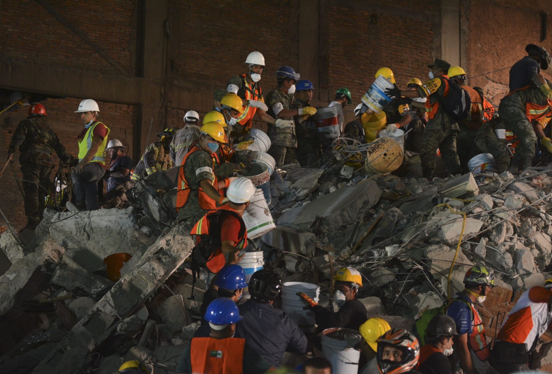Número de vítimas do sismo no México sobe para 292