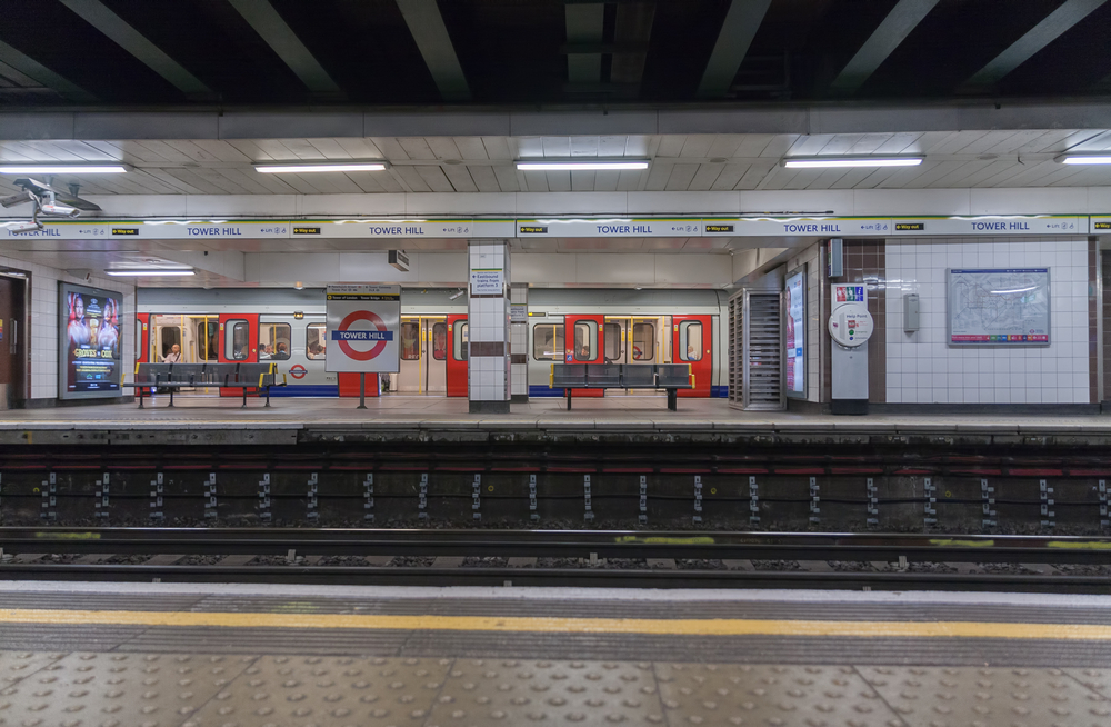 Explosão obriga a evacuar estação de metro em Londres