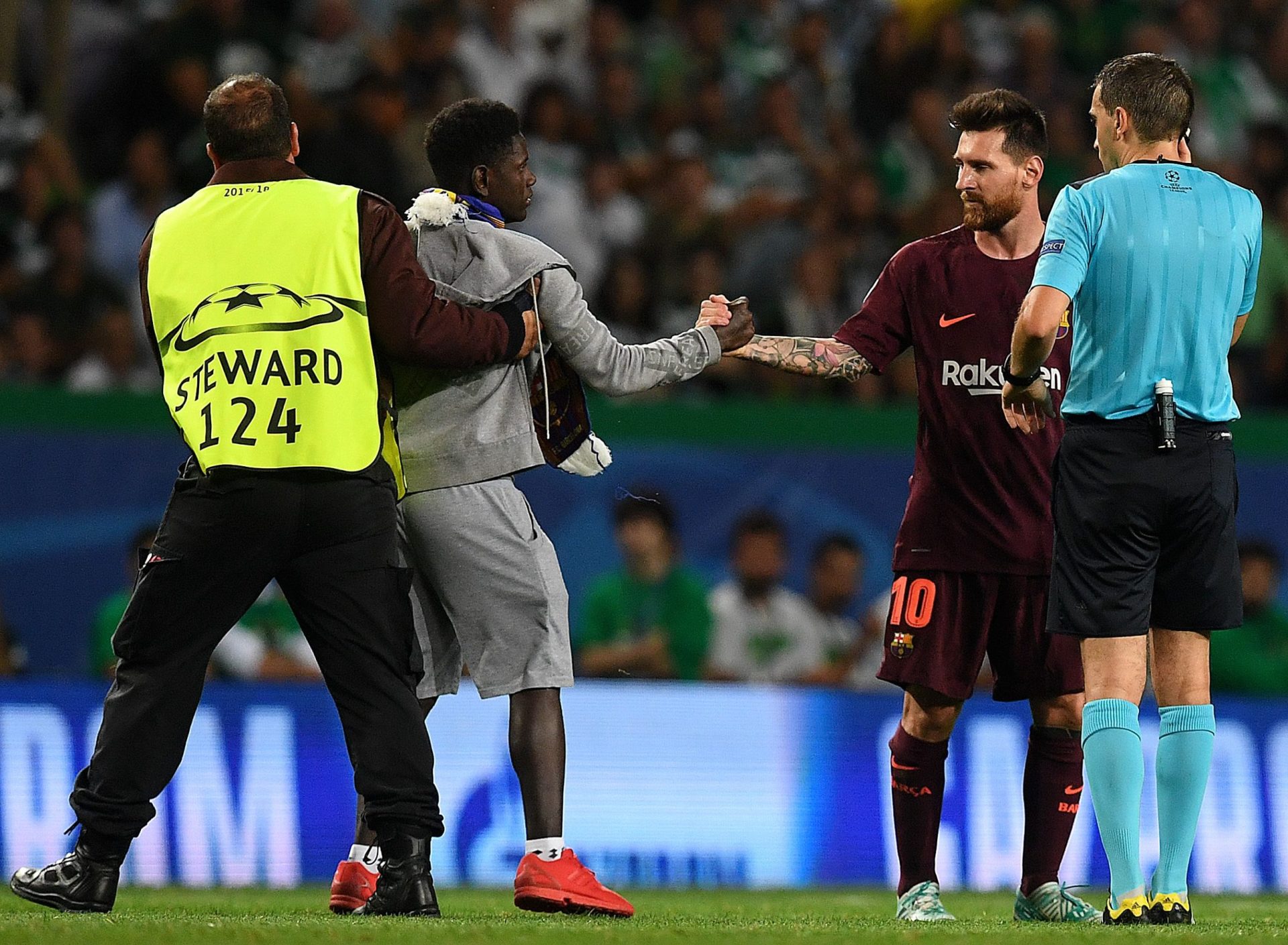 O momento em que um adepto entra no relvado de Alvalade para beijar o pé de Messi