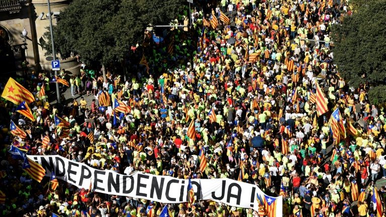 Estudantes e bombeiros catalães unem-se nas ruas em defesa do referendo