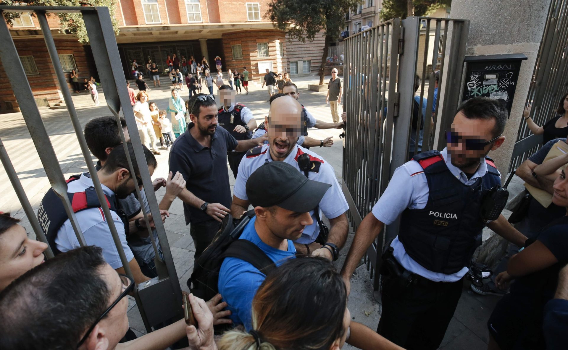 Catalunha. Polícia encerra centenas de escolas para evitar referendo