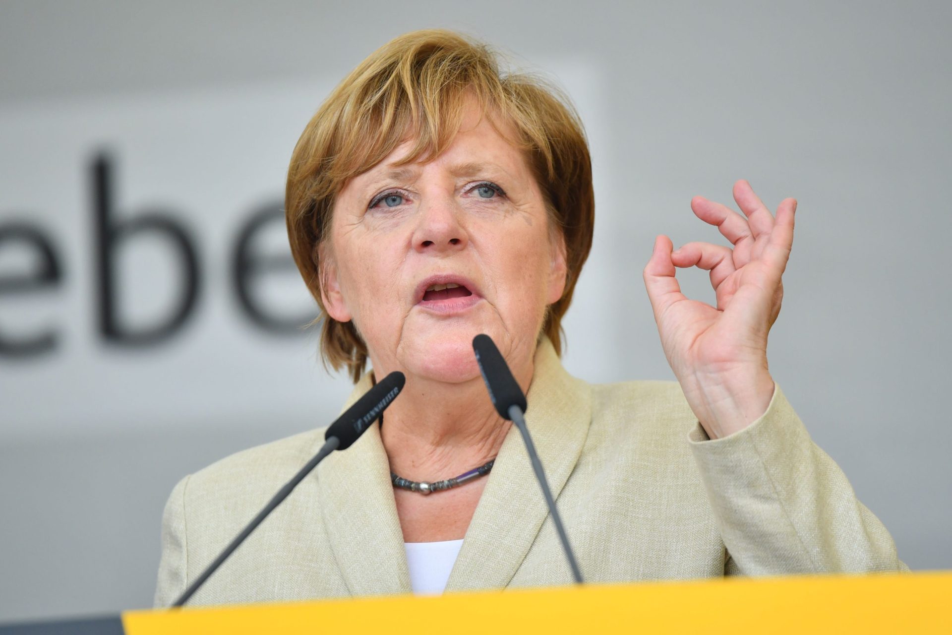 Merkel à frente de Schulz antes do debate de hoje