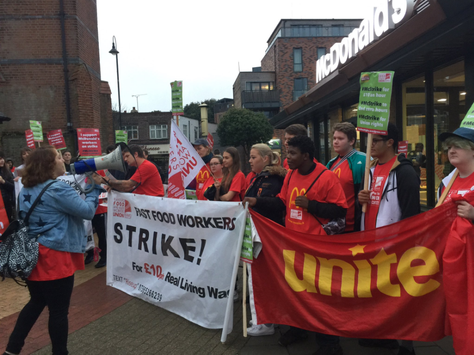 Trabalhadores do McDonald&#8217;s fazem greve histórica no Reino Unido