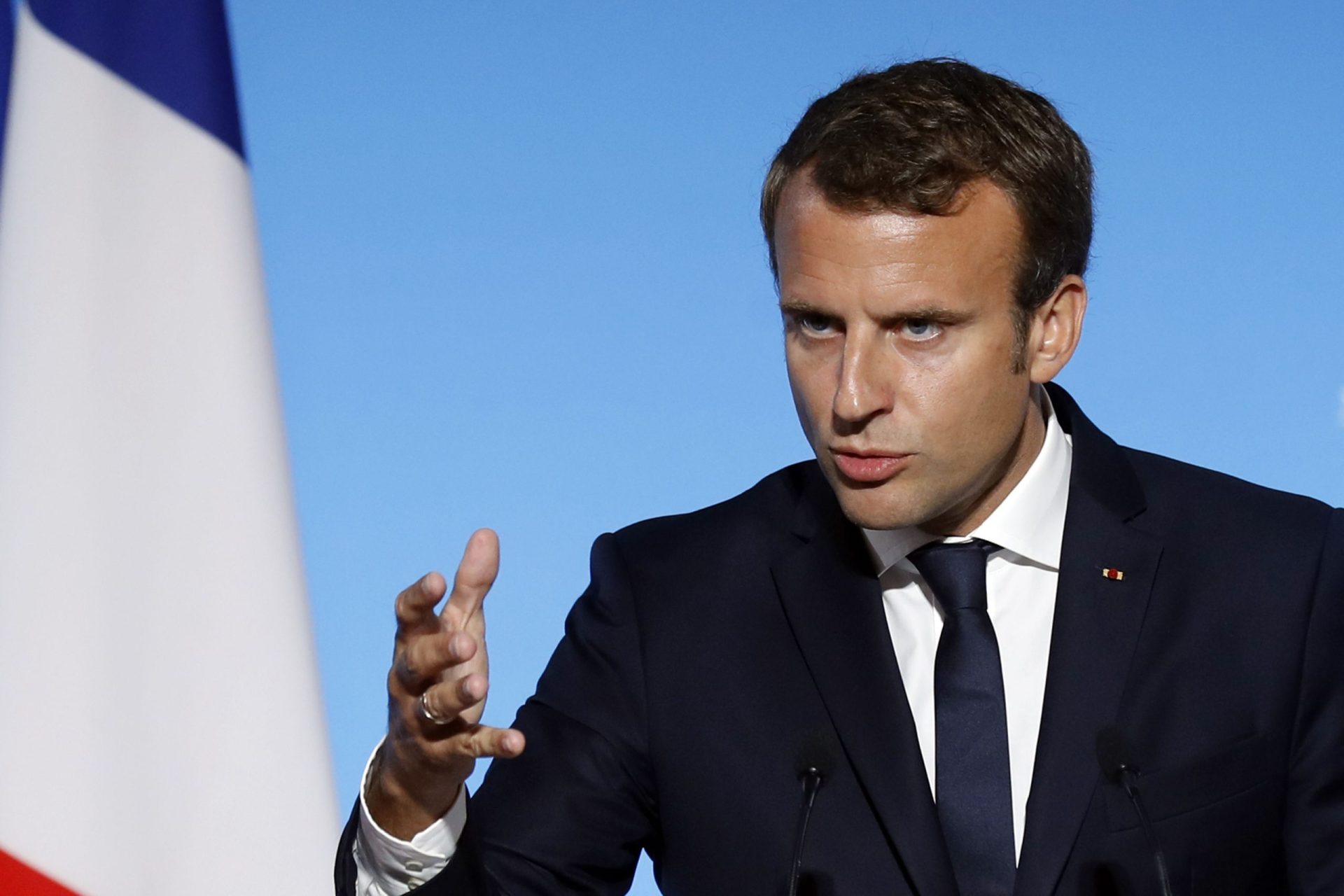 Macron quer acelerar deportação de imigrantes sem documentos