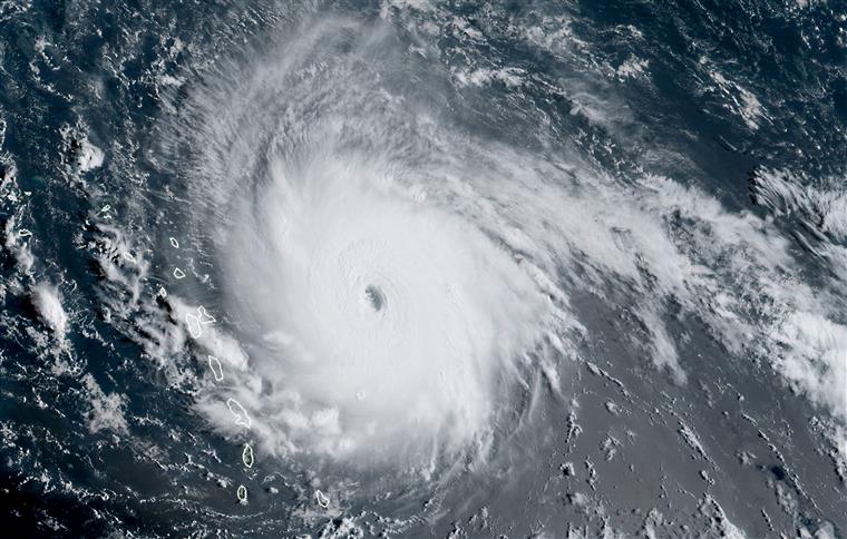 Furacão Irma intensifica-se e nas Caraíbas e torna-se o mais forte desde 1980