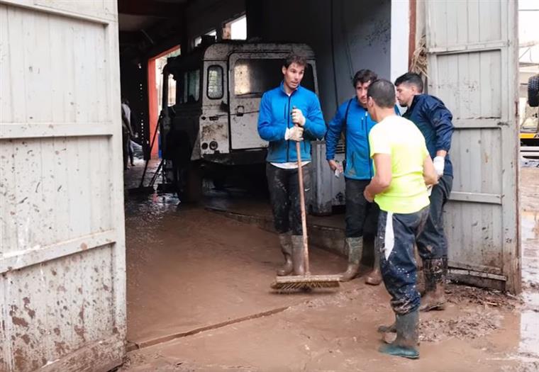 Rafael Nadal ajudou a limpar as ruas de Maiorca | VÍDEO