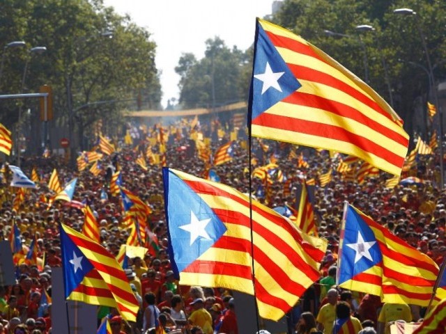Catalães saiem às ruas para relembrar aniversário do referendo
