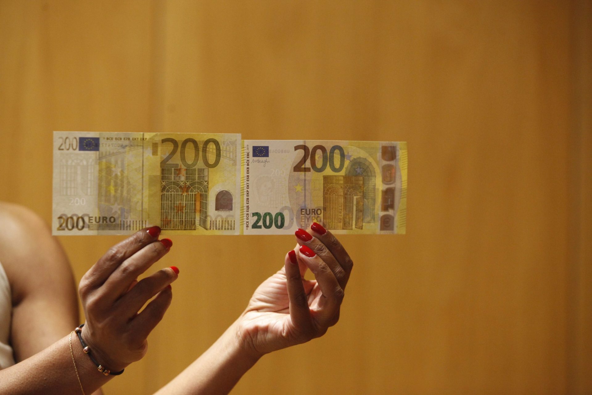 Banco de Portugal apresentou novas notas de 100€ e 200€