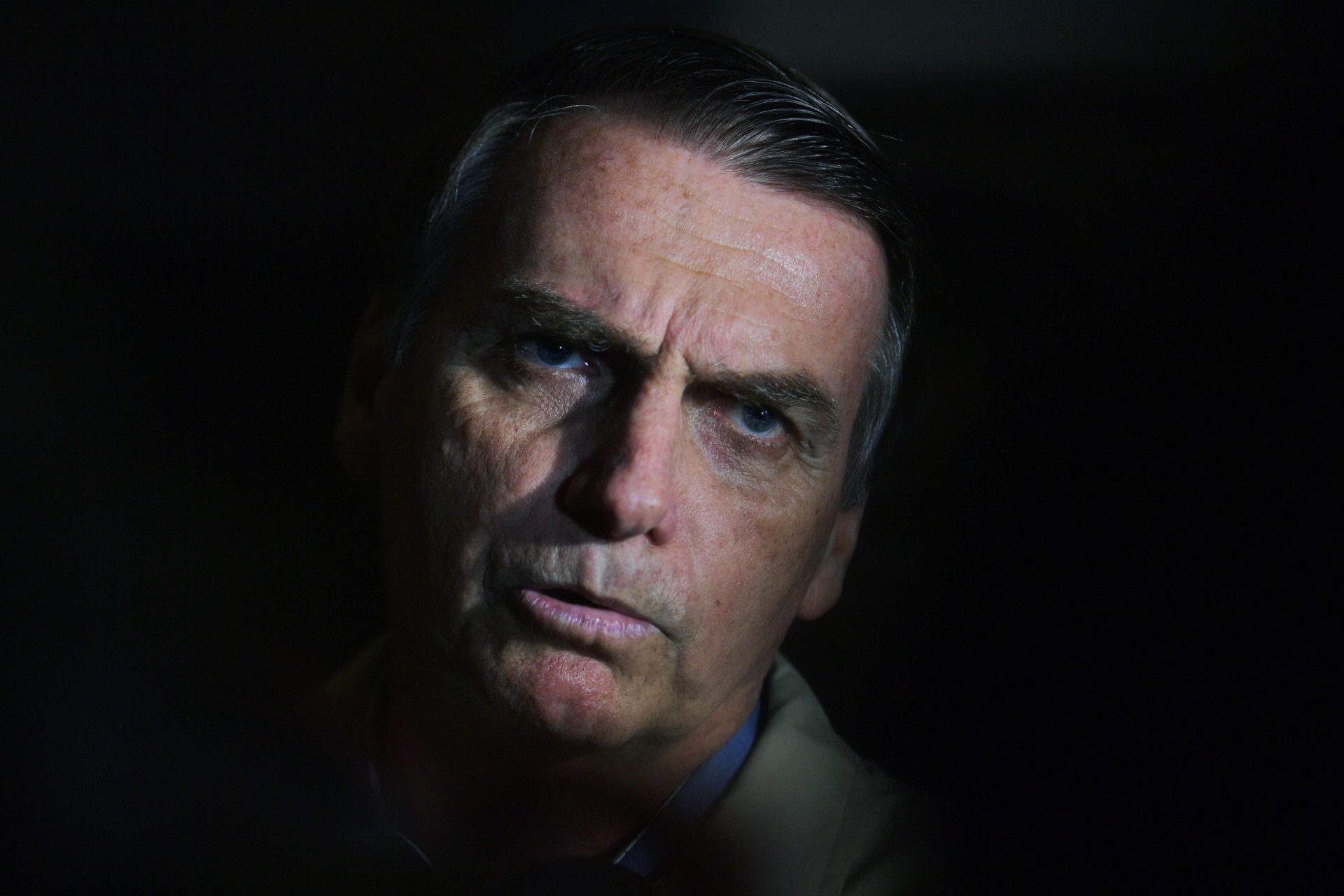 Brasil. Bolsonaro recebe milhões de empresas para atacar PT no WhatsApp