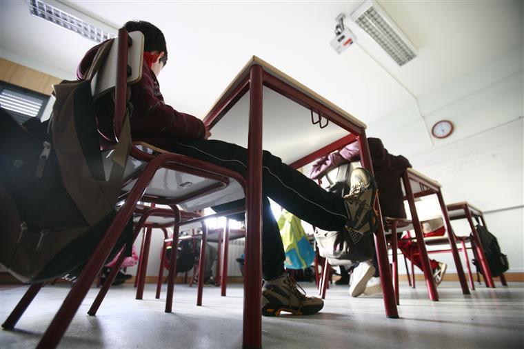 Mais de dois terços de docentes contratados para horários temporários