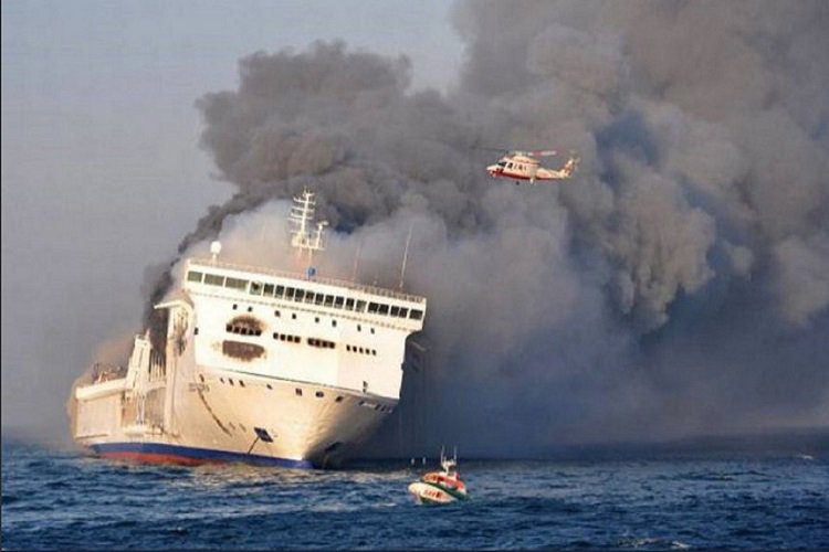 Ferry dinamarquês arde no Mar Báltico com 335 pessoas a bordo