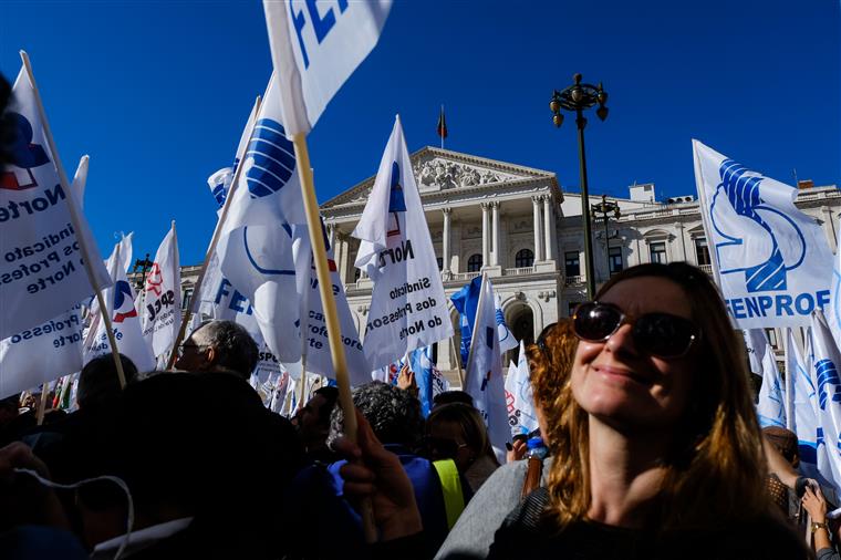 Cerca de 80 escolas encerradas no segundo dia de greve dos professores