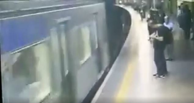 Homem empurra mulher para linha do metro | VÍDEO