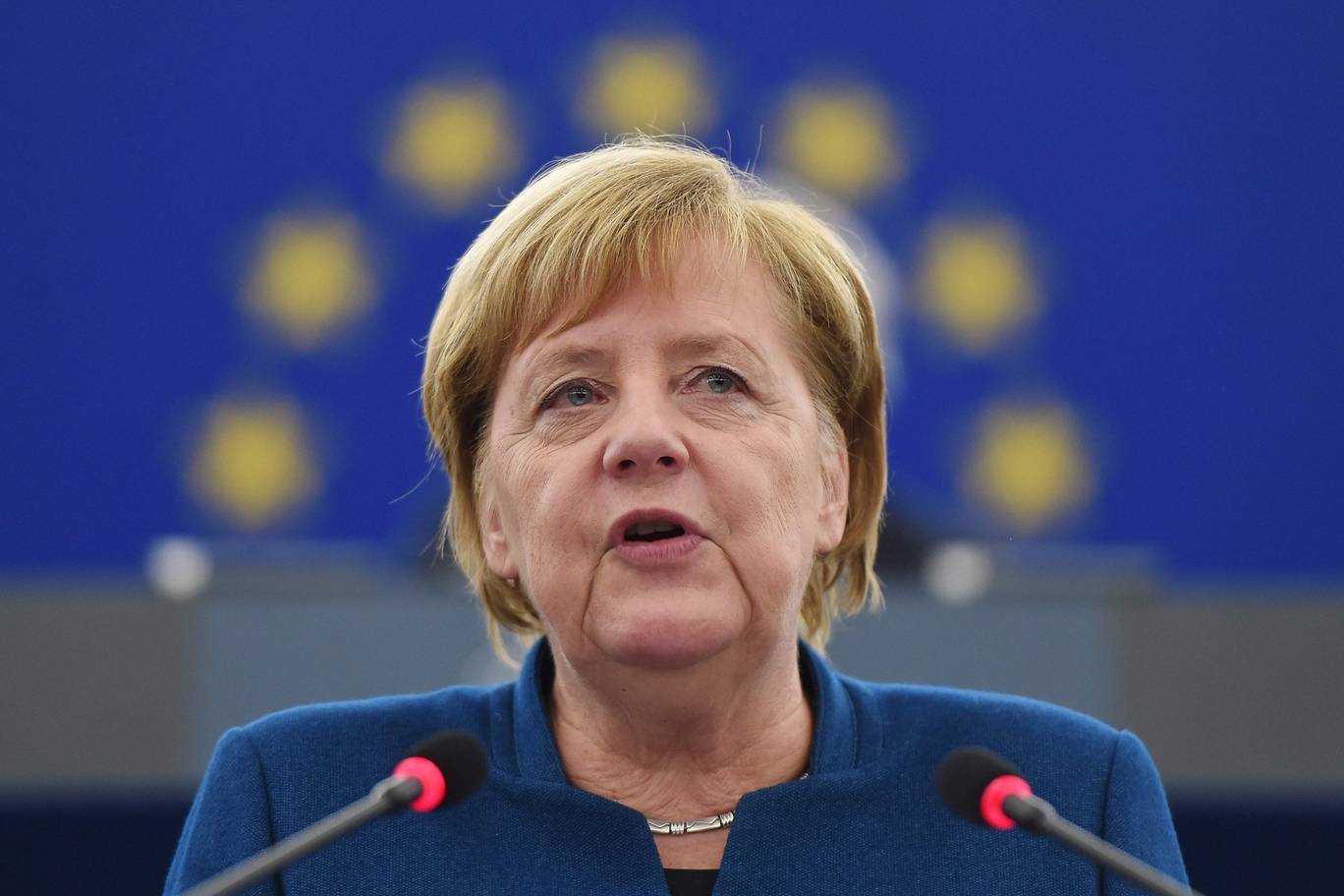 Merkel defende criação de exército europeu