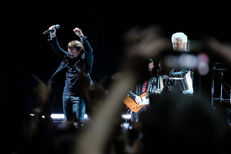 Bono alarma fãs dos U2: “agora vamos embora”