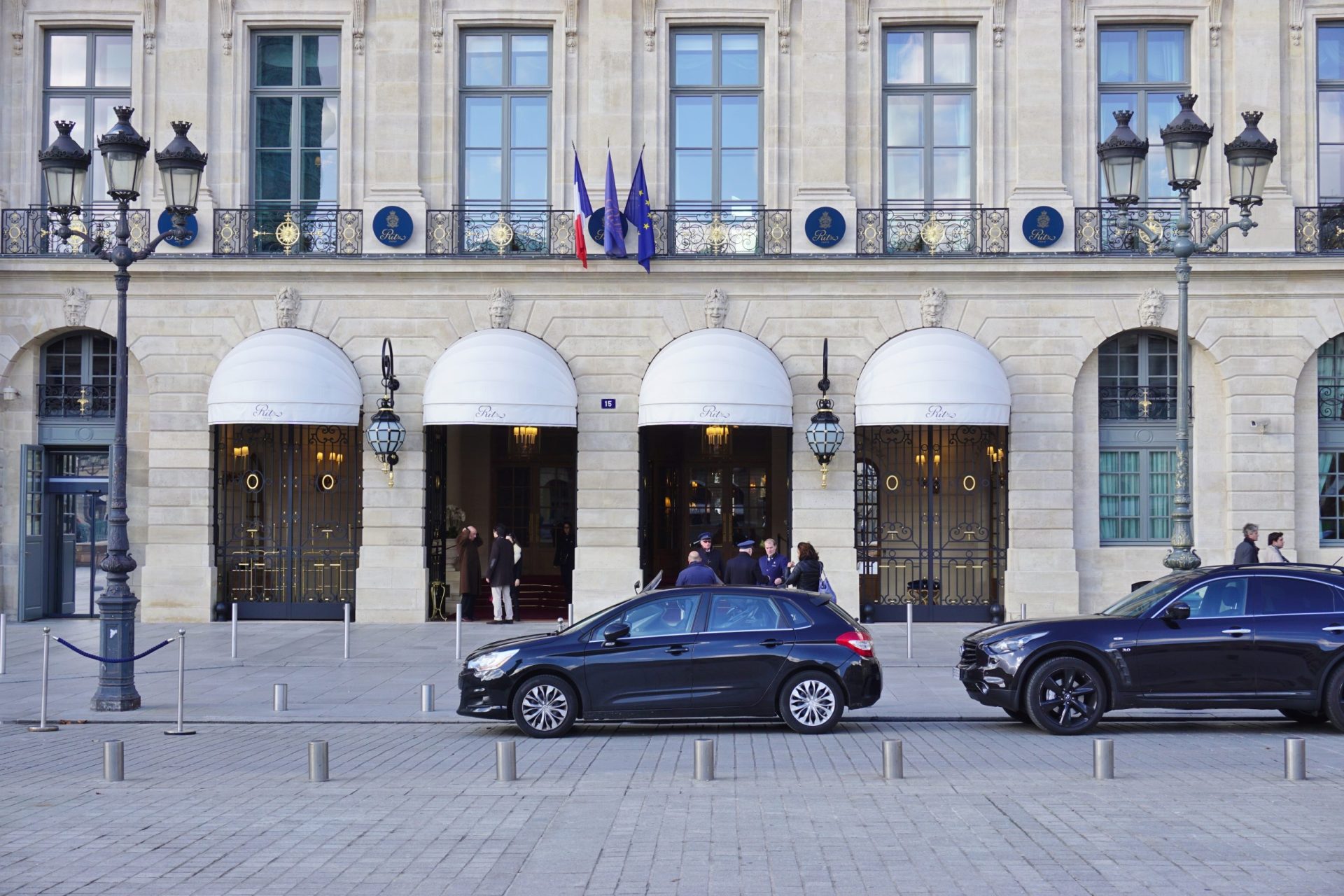 Paris. Hotel assaltado por homens armados com machados