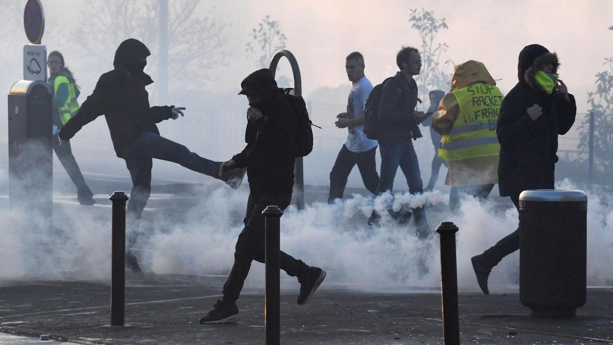 França. Milhares protestam contra o &#8220;presidente dos ricos&#8221;