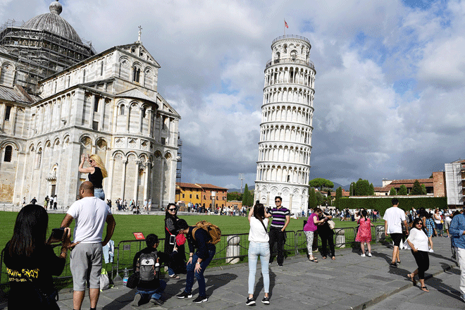 Itália. Torre de Pisa está 4cm mais direita