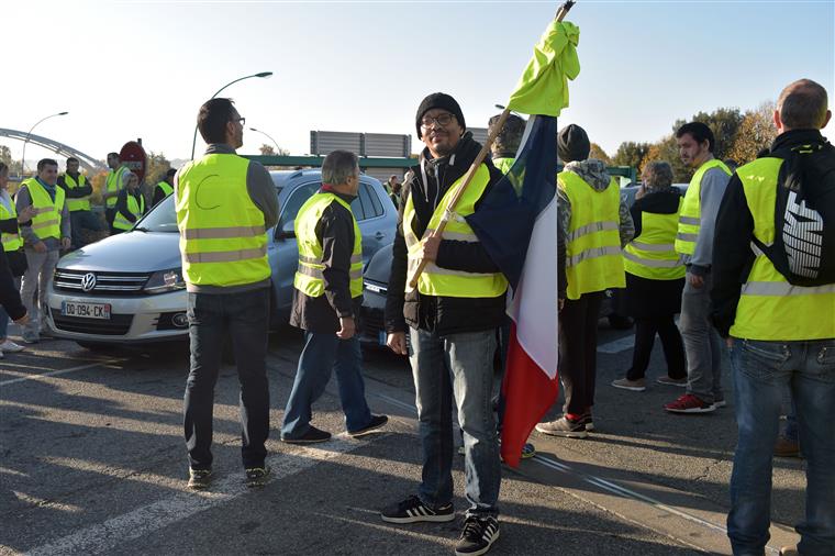 Movimento dos coletes amarelos promete bloquear Paris hoje