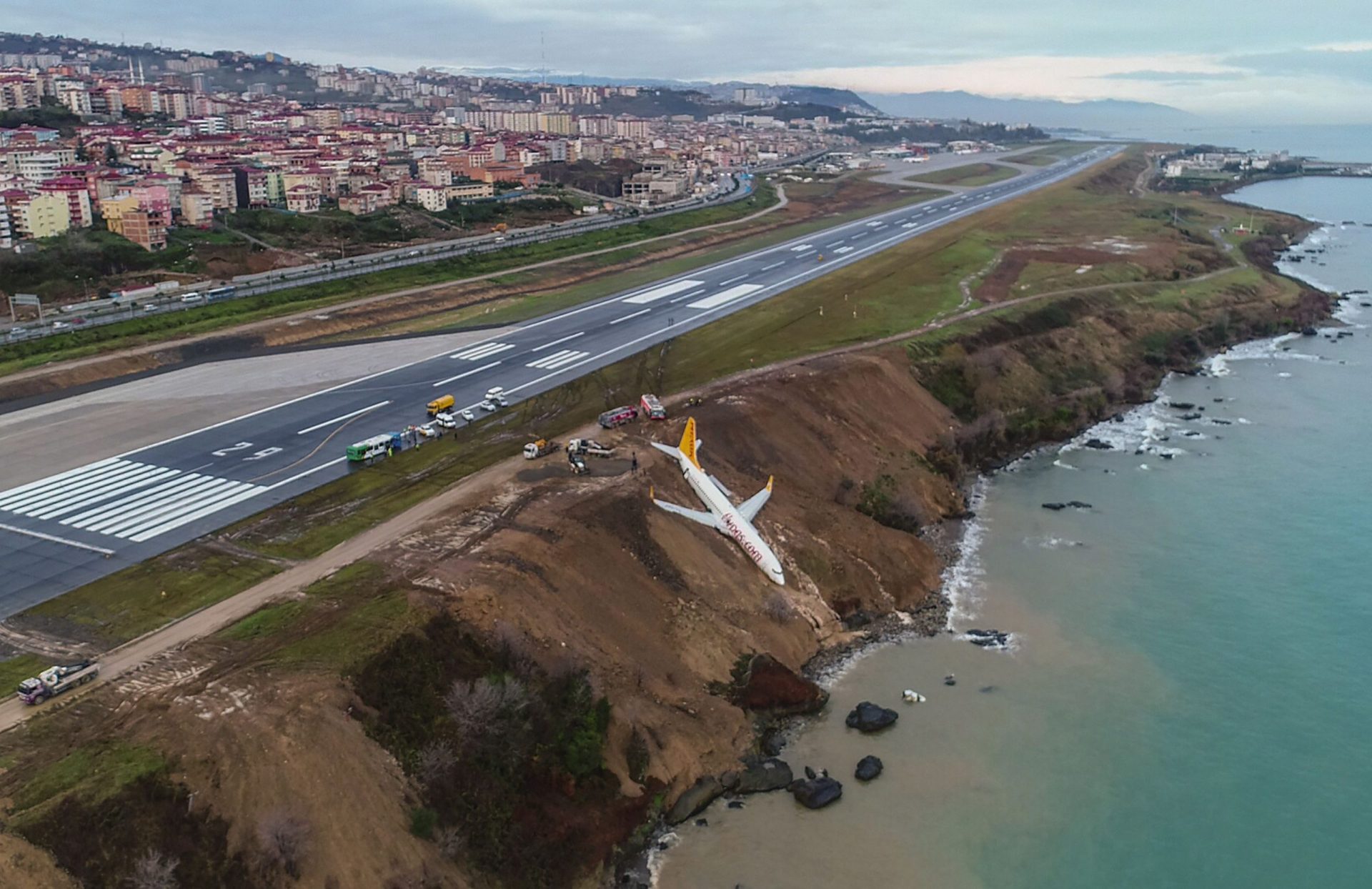 Turquia. Avião de passageiros saiu da pista e por pouco não caiu no mar