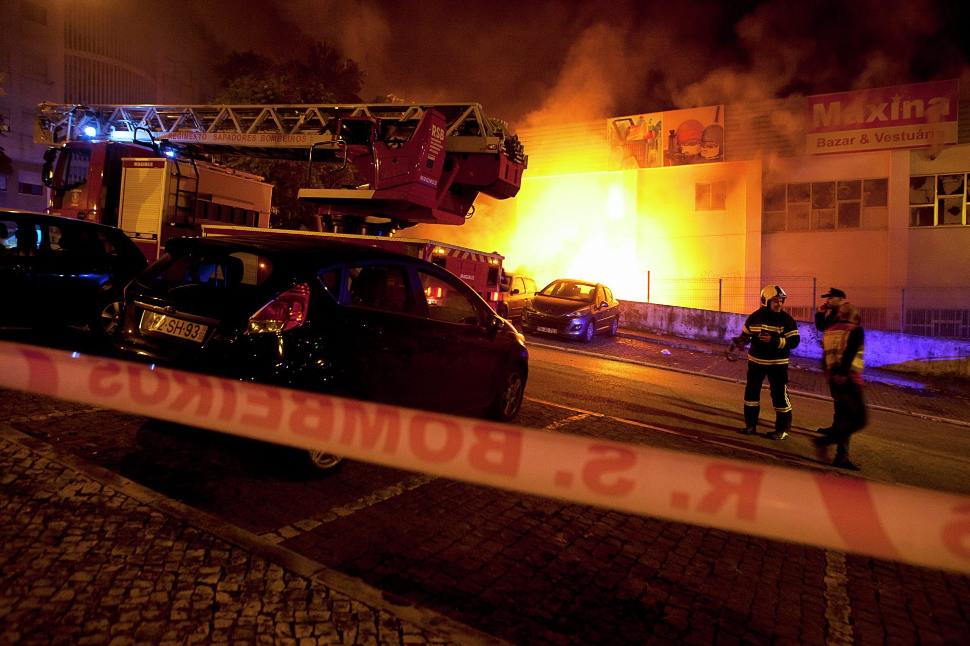 Incêndio consome armazém em Lisboa