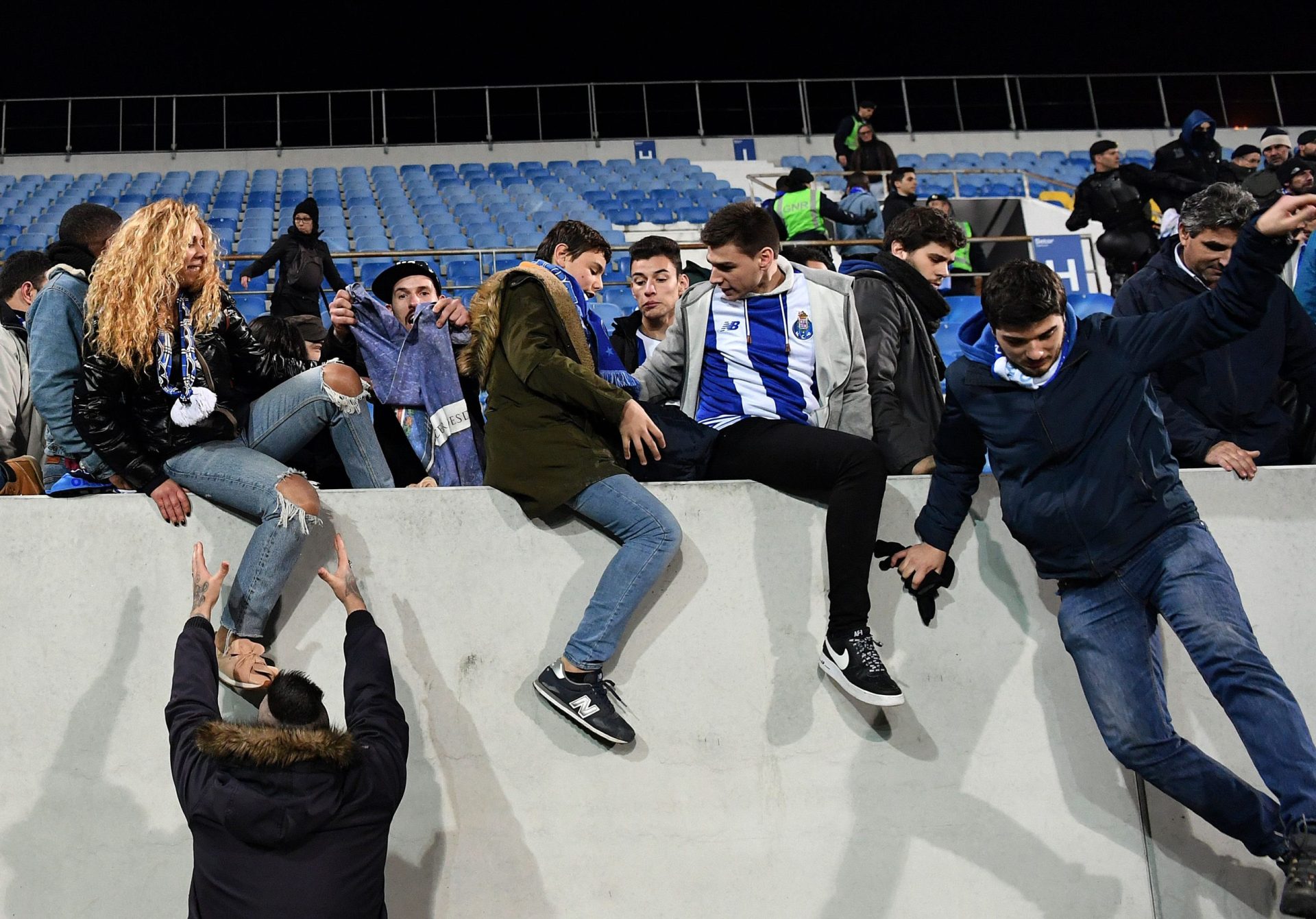 Estoril – FC Porto. Depois do jogo interrompido, Estoril pode ser penalizado com derrota