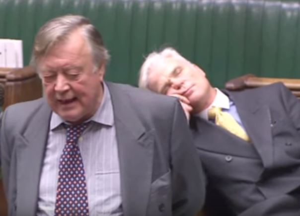 Reino Unido. Deputado apanhado a dormir durante sessão | VÍDEO