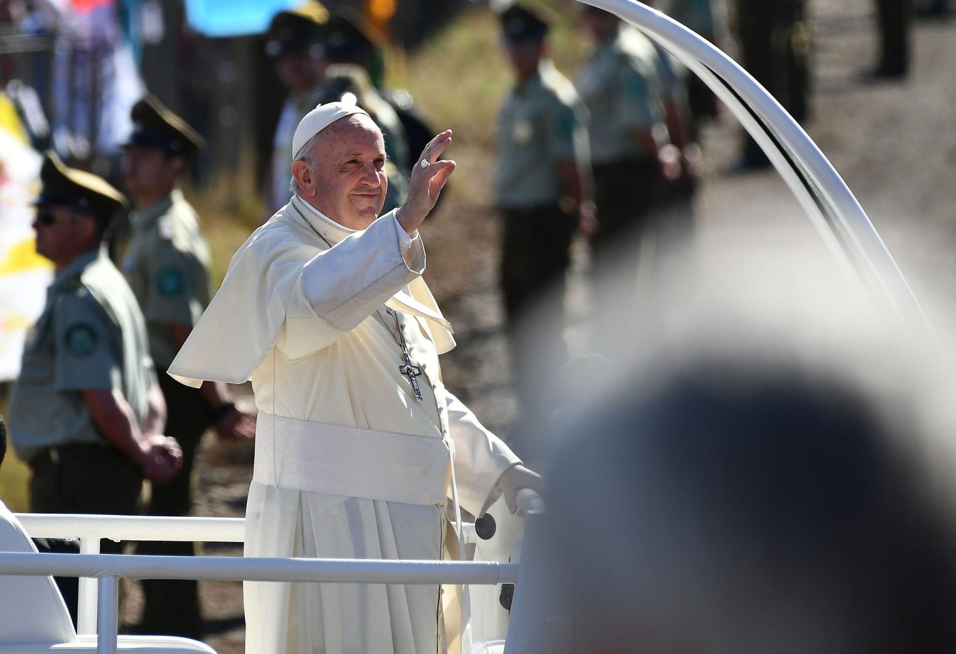 Papa Francisco atingido com jornal durante cortejo | VÍDEO
