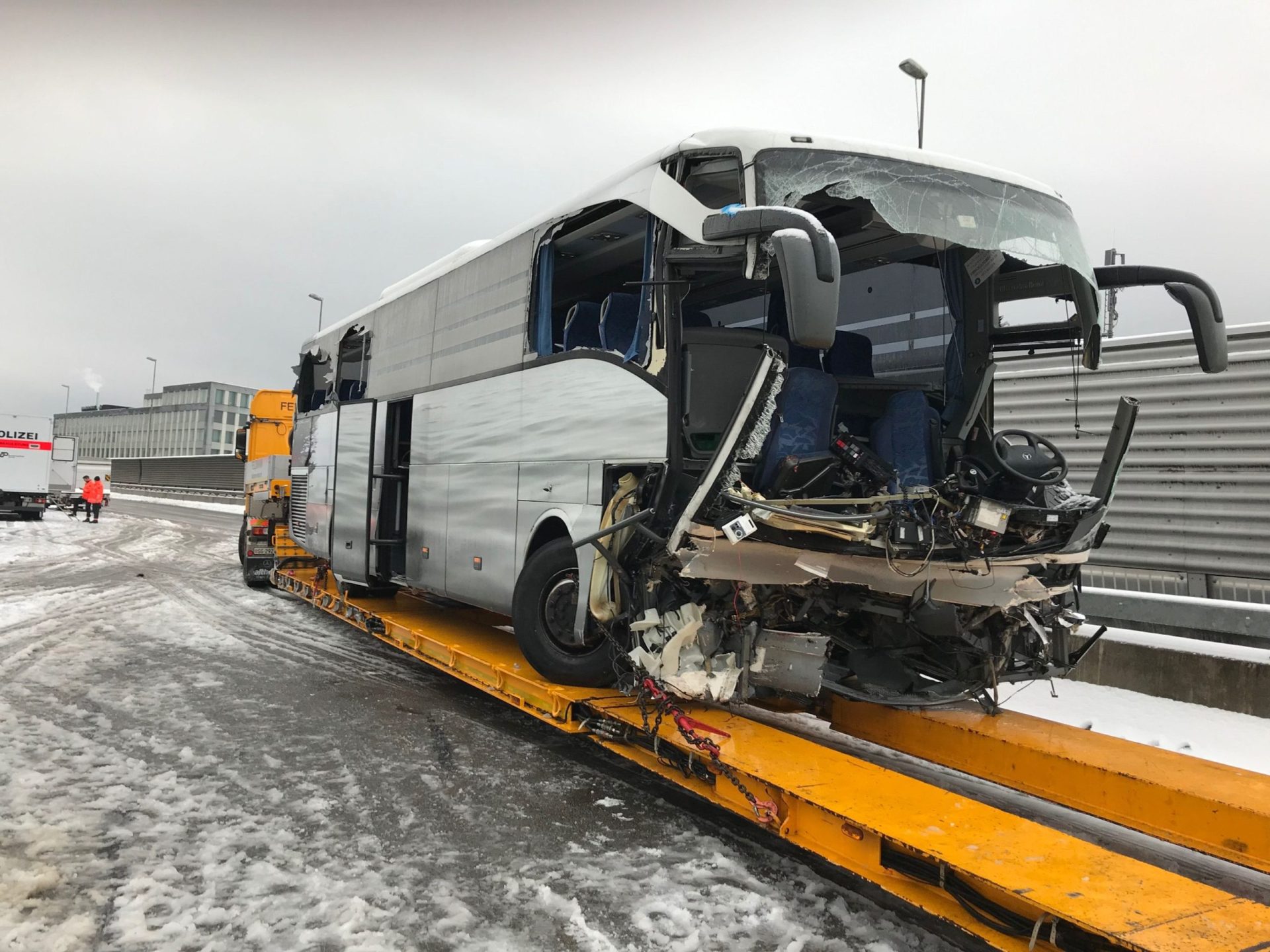 Um morto e 44 feridos em despiste de autocarro em Zurique