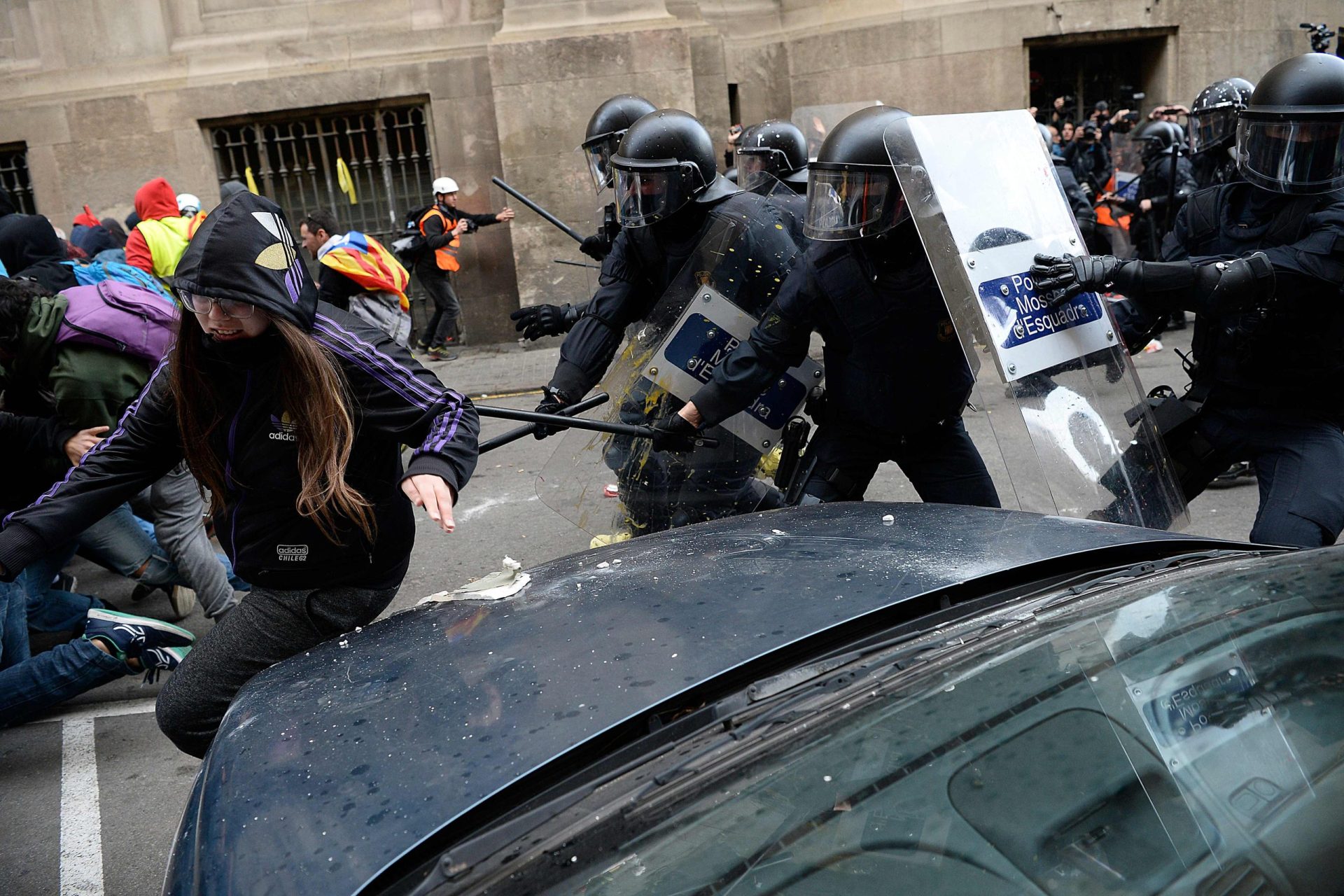 Catalunha. Polícia avança contra manifestantes independentistas
