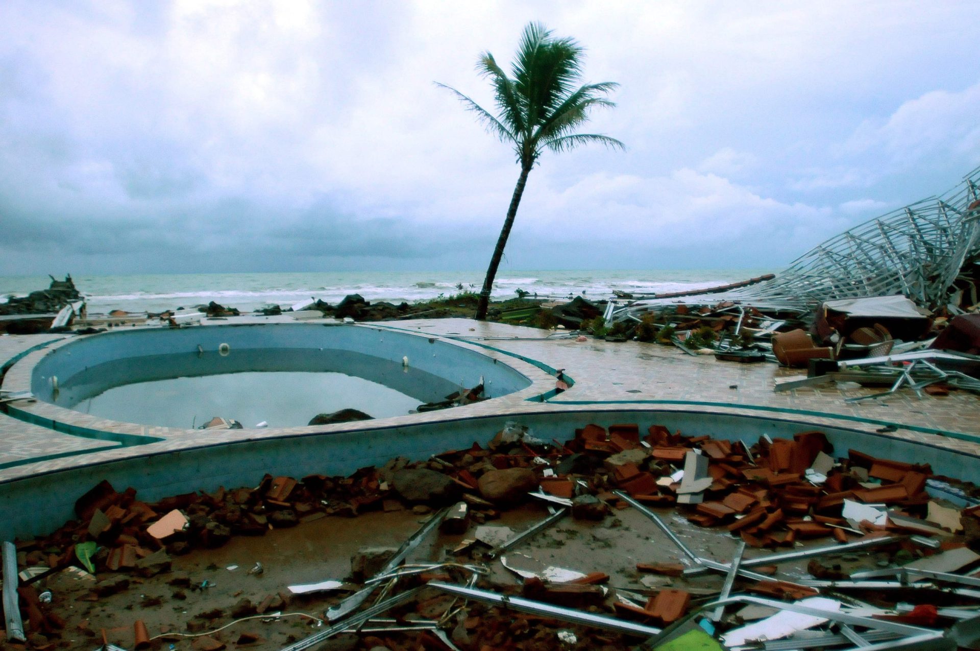Balanço de mortos do tsunami na Indonésia já vai em 429