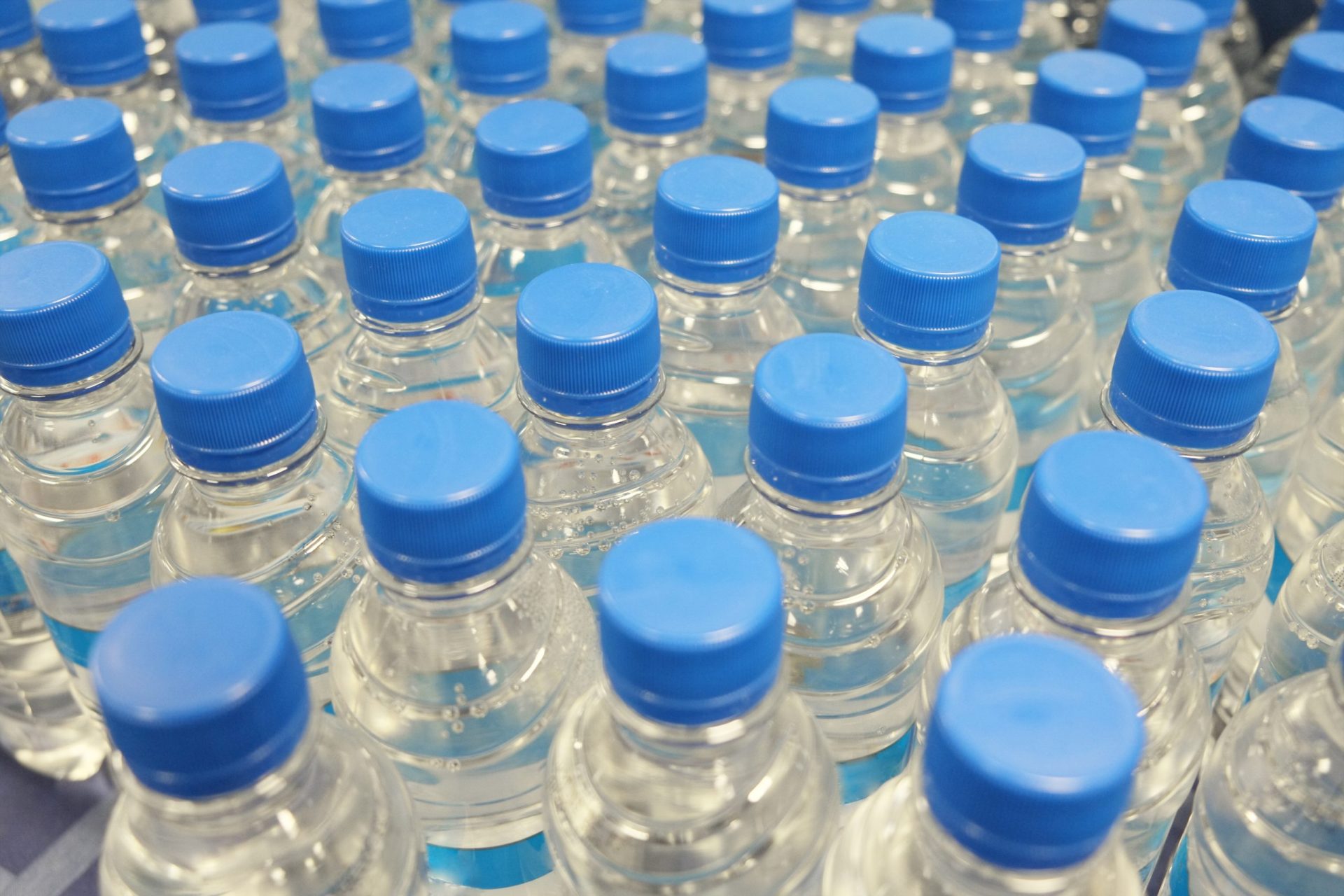 Aprovada medida de incentivo à devolução de garrafas de plástico não reutilizável