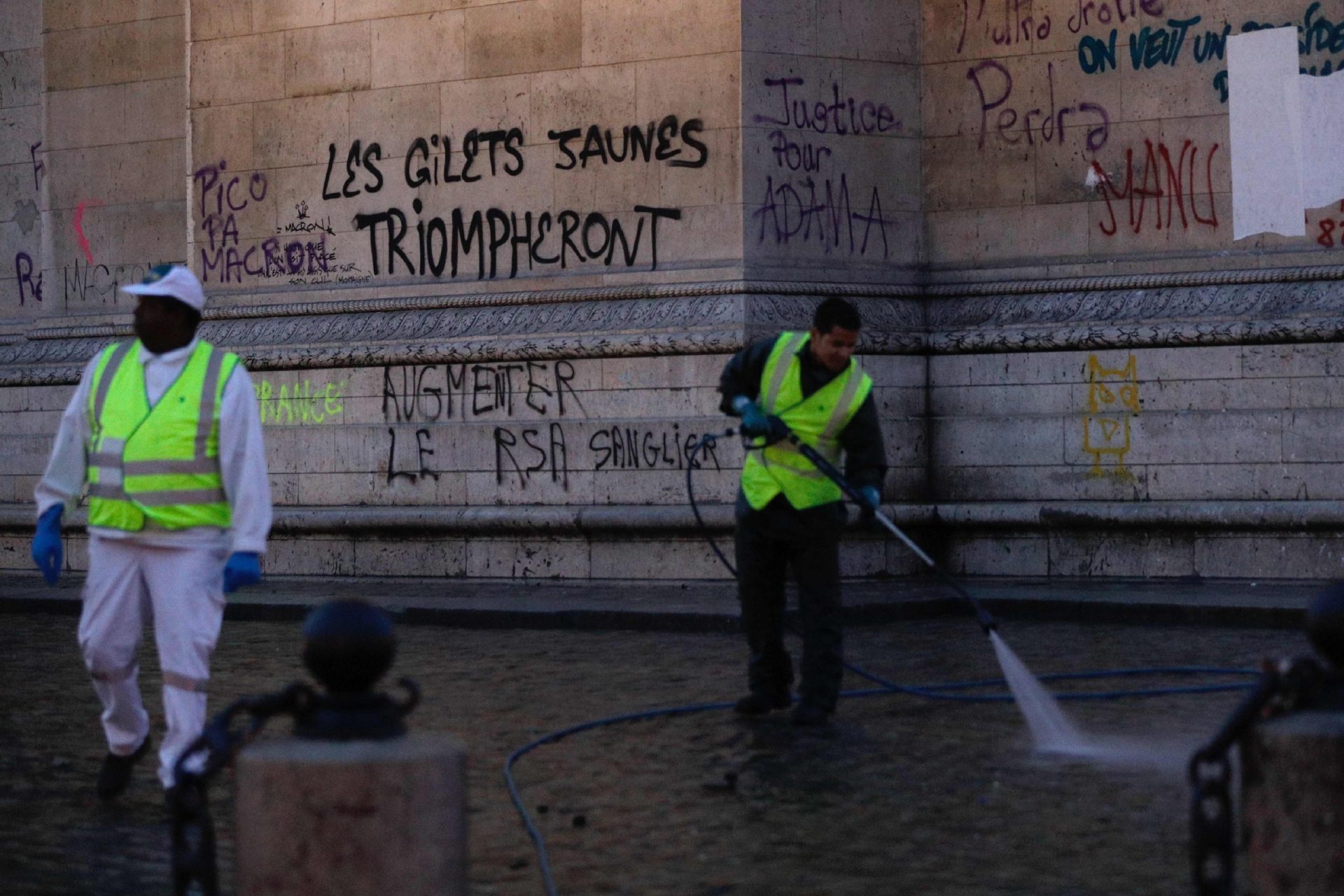 Paris. Arco do Triunfo vandalizado