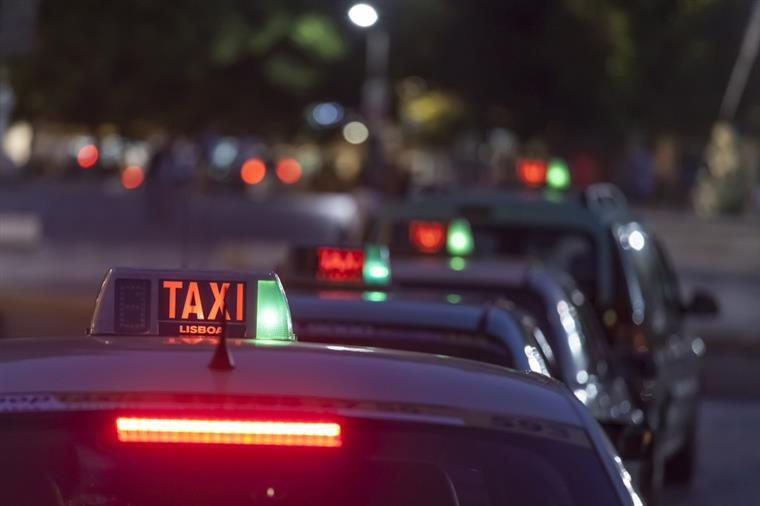 Cinco taxistas detidos em Lisboa por crimes de especulação