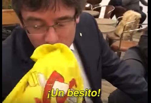 Puigdemont filmado a beijar bandeira de Espanha | VÍDEO